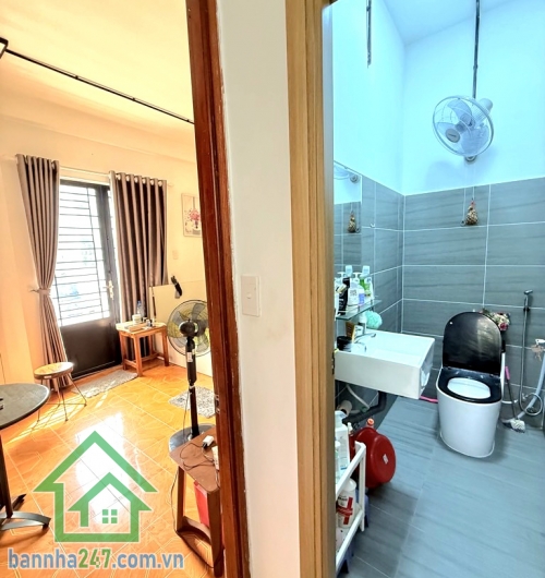 CHỈ 11,8 TỶ – LÔ GÓC 2 MTKD – ĐƯỜNG RỘNG 12M CÓ LỀ – NGAY BÀU CÁT, ĐỒNG ĐEN – DÒNG TIỀN 35TR/THÁNG – 5 TẦNG BTCT! DT: 4 x 10m, nở hậu 4.2m Kết cấu: 1 trệt, 1 lửng, 2 lầu, sân thượng – gồm 4PN, 4WC - Đường nhựa 12m có lề, xe hơi đậu thoải mái – kinh doanh 