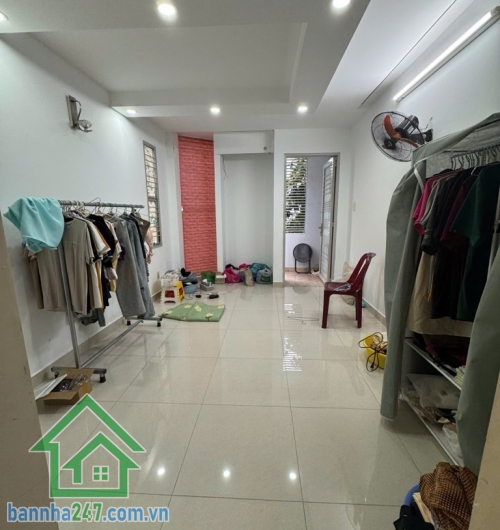 Chỉ 8.1 TỶ - CĂN GÓC 3 MẶT TIỀN – HẺM Ô TÔ – TÂN BÌNH - GIÁP QUẬN 10. Diện tích thực tế 76m², công nhận 46m² – nở hậu 5.1m. Nhà 1 trệt 2 lầu + sân thượng