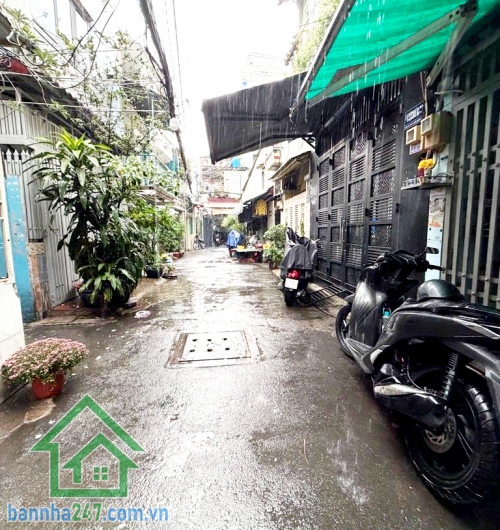 CHỈ 4.4 TỶ - NHÀ ĐẸP TÂN BÌNH - FULL NỘI THẤT - CÁCH 1 CĂN RA HẺM XE TẢI - DT: 25M2(3,7 x 9)M - 2 TẦNG - 2 PN, 2 WC  Diện tích: 25m2 (nở hậu). Sổ hồng riêng, công chứng ngay. Liên hệ xem nhà: 0933 144 037