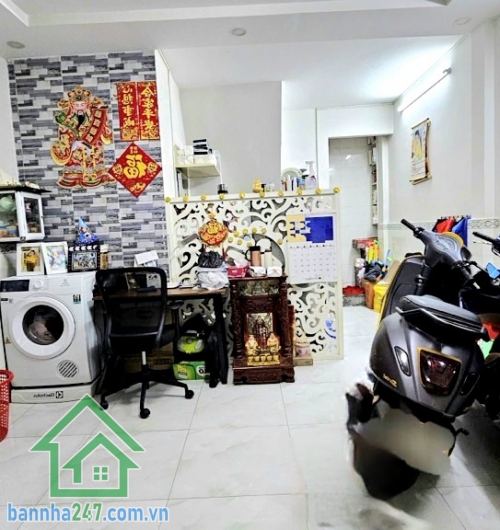 CHỈ 2,9 TỶ – NHÀ ĐẸP VÀO Ở NGAY – QUẬN 11 – ĐỘI CUNG – GẦN HẺM Ô TÔ QUAY ĐẦU DT: 24m² (4.3 x 5.5)m – 2 tầng kiên cố Kết cấu: Trệt + lầu, đầy đủ công năng.