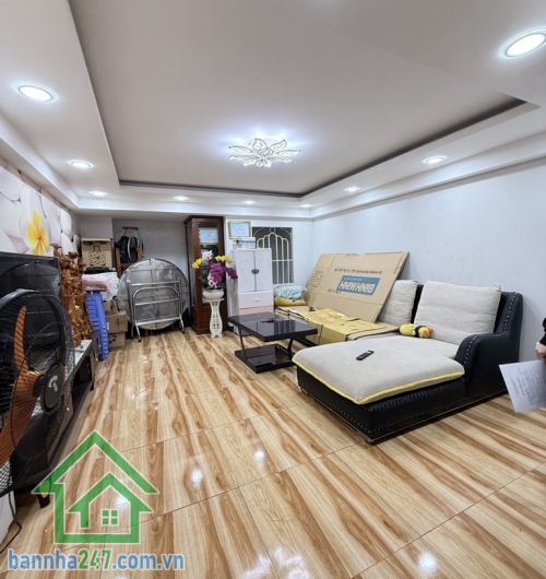 TRUNG TÂM TÂN PHÚ – Ô TÔ VÀO TẬN NHÀ – 4 TẦNG BTCT – 7.3 TỶ (TL) Diện tích: 50m² vuông vức, sổ A4, không lỗi phong thủy Kết cấu: 1 trệt, 1 lửng, 2 lầu, 3PN – 4WC. 
