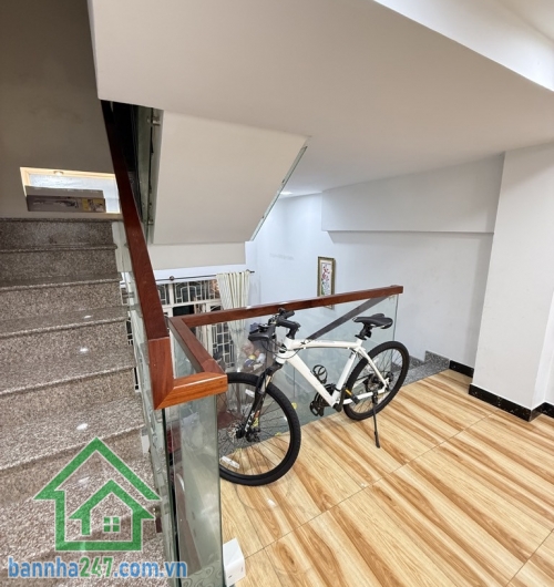 TRUNG TÂM TÂN PHÚ – Ô TÔ VÀO TẬN NHÀ – 4 TẦNG BTCT – 7.3 TỶ (TL) Diện tích: 50m² vuông vức, sổ A4, không lỗi phong thủy Kết cấu: 1 trệt, 1 lửng, 2 lầu, 3PN – 4WC. 