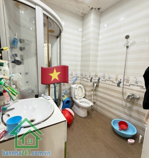 TRUNG TÂM TÂN PHÚ – Ô TÔ VÀO TẬN NHÀ – 4 TẦNG BTCT – 7.3 TỶ (TL) Diện tích: 50m² vuông vức, sổ A4, không lỗi phong thủy Kết cấu: 1 trệt, 1 lửng, 2 lầu, 3PN – 4WC. 
