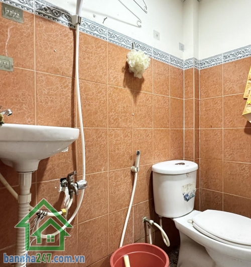 CHỈ 3,9 TỶ – HẺM 4M – CÁCH ÔTÔ ĐỖ VÀI CĂN – VÒNG XOAY LÊ ĐẠI HÀNH, ĐẦM SEN * DT 30m², sổ đẹp – chính chủ * Kết cấu 2 tầng: 2PN, 1WC * Vị trí vàng: 3 phút tới vòng xoay Lê Đại Hành, 4 phút tới chợ Đầm Sen, thông ra Bình Thới, Lạc Long Quân...
