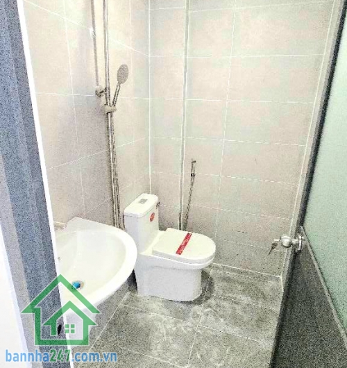 CHỈ 3,75 TỶ – NHÀ MỚI Ở NGAY – HẺM XE HƠI – BÌNH HƯNG HÒA, BÌNH TÂN - 2 PN - 2 WC Diện tích: 30m² (3 x 10m) Diện tích sử dụng: 57,6m² Kết cấu: 1 trệt + 1 lầu