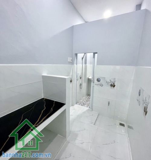 CHỈ 2,95 TỶ – HẺM BA GÁC – LẠC LONG QUÂN – 2 TẦNG – SỔ HỒNG RIÊNG DT: 22m² – hướng Đông Nam Kết cấu: 1 trệt 1 lầu – 2PN – 2WC Hẻm ba gác, chỉ 20m ra hẻm xe hơi. 