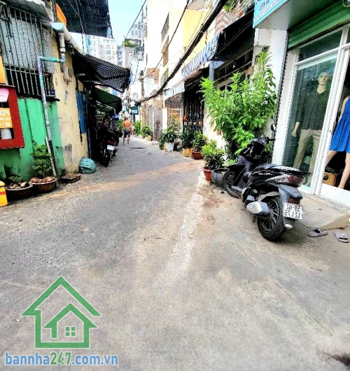 CHỈ 5,1 TỶ – SÁT MẶT TIỀN LŨY BÁN BÍCH - HẺM BA GÁC THÔNG – 61,5m² – CÓ DÒNG TIỀN - 4PN – 4WC Diện tích: 3,35 x 18,5m = 61,5m² Hiện trạng: Nhà cấp 4 công năng: 4PN – 4WC. Đang cho thuê 8 triệu/tháng