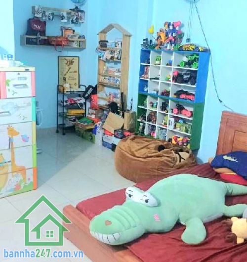 CHỈ 6,5 TỶ – MTKD ĐƯỜNG NHỰA 8M – Ô TÔ NGỦ TRONG NHÀ - DT: 60,5M² - 2 TẦNG  Gần Trường Phù Đổng – Khu kinh doanh sầm uất Diện tích: 60,5m² (Ngang 4m x Dài 15m). Kết cấu: 1 trệt + 1 lầu – nhà kiên cố. Công năng: 2PN – 2WC