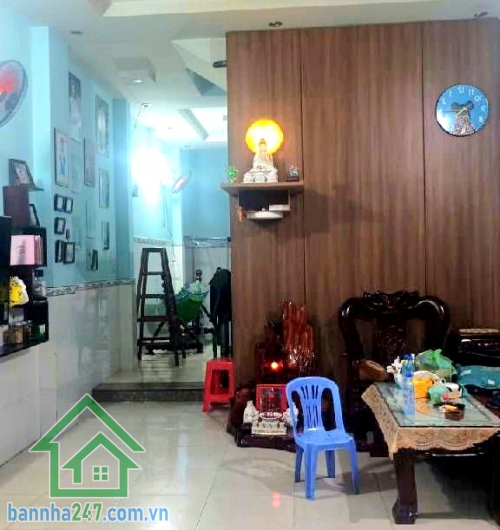 CHỈ 6,5 TỶ – MTKD ĐƯỜNG NHỰA 8M – Ô TÔ NGỦ TRONG NHÀ - DT: 60,5M² - 2 TẦNG  Gần Trường Phù Đổng – Khu kinh doanh sầm uất Diện tích: 60,5m² (Ngang 4m x Dài 15m). Kết cấu: 1 trệt + 1 lầu – nhà kiên cố. Công năng: 2PN – 2WC