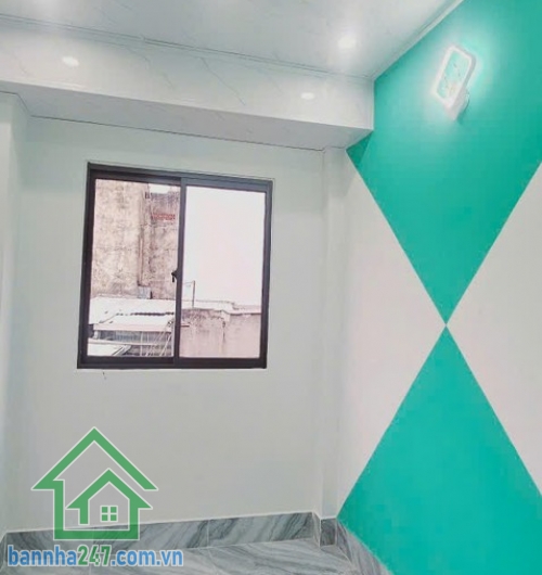 CHỈ 2,4 TỶ - BÁN NHÀ HẺM LÊ THỊ BẠCH CÁT – QUẬN 11 – SỔ HỒNG RIÊNG Diện tích: 2.4m x 5.6m Kết cấu: 1 trệt, 2 lầu, hoàn công đầy đủ. Hẻm 3m sạch sẽ, cách chỉ 6m ra hẻm xe hơi.