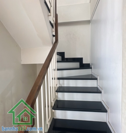 KHU TRUNG TÂM TÂN BÌNH – NHÀ 3 TẦNG ĐẸP – TẶNG NỘI THẤT DÍNH TƯỜNG * Diện tích: 24m2 (4 x 6m). * Kết cấu 3 tầng, 2PN, 3WC, mỗi phòng có ban công riêng. * Hẻm thông thoáng, sạch, đẹp.