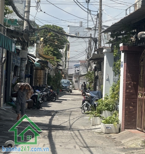 NHÀ TÂY SƠN – SÁT CHỢ TÂN HƯƠNG – 64M² – 3PN – 3WC – CHỈ NHỈNH 4 TỶ Kết cấu: 1 trệt 1 lầu BTCT, 3PN, 3WC. Có thêm 1 phòng trọ phía sau (4x4m, trệt lửng) cho thuê 3 triệu/tháng.