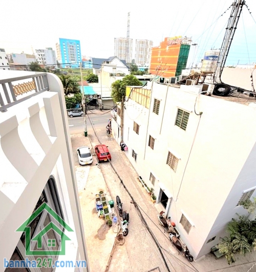 CHỈ 6,2 TỶ - HẺM Ô TÔ ĐỖ CỬA – TRẦN THỊ NĂM – QUẬN 12 Kế bên Bệnh viện Quận 12, thông Dương Thị Mười, đi Gò Vấp chỉ 10 phút. Nhà xây mới, kết cấu trệt + 2 lầu +  sân thượng, gồm 5 phòng ngủ – 3 WC, phòng khách, bếp, phòng giặt, ban công và sân thượng rộn