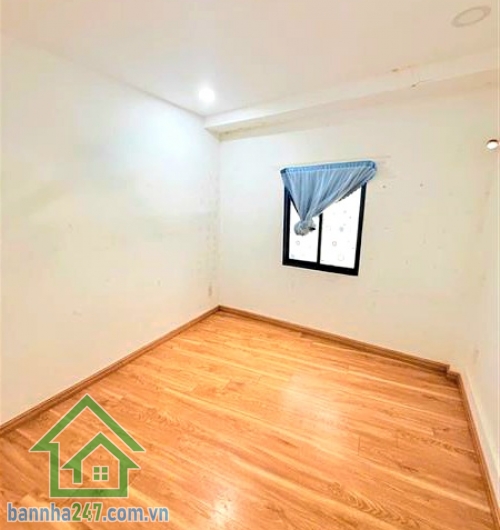 CHỈ 4,5 TỶ - PHẠM VĂN HAI – TÂN BÌNH – NHÀ 3 MẶT HẺM CỰC THOÁNG – 2PN, 2WC DT: 31m², kết cấu 1 trệt 1 lầu, gồm 2PN, 2WC, nhà mới, dọn vào ở ngay. Nhà 3 mặt hẻm