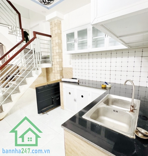 CHỈ 3,45 TỶ (TL) – SIÊU PHẨM TÂN BÌNH – NHÀ ĐẸP 2 TẦNG BTCT – 30M² – Ở NGAY  Vị trí: Trung tâm Tân Bình – cách hẻm xe hơi chỉ 3 căn,  di chuyển thuận tiện ra các quận lân cận, gần chợ, trường học, siêu thị, khu dân trí cao.