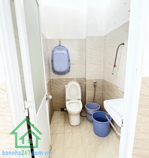 CHỈ 3,45 TỶ (TL) – SIÊU PHẨM TÂN BÌNH – NHÀ ĐẸP 2 TẦNG BTCT – 30M² – Ở NGAY  Vị trí: Trung tâm Tân Bình – cách hẻm xe hơi chỉ 3 căn,  di chuyển thuận tiện ra các quận lân cận, gần chợ, trường học, siêu thị, khu dân trí cao.
