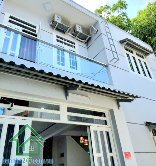 CHỈ 5,2 TỶ – NHÀ 2 MẶT HẺM 3 GÁC – GẦN HẺM XE TẢI – LẠC LONG QUÂN, Q.TÂN BÌNH -Căn nhà nhỏ xinh nằm ngay vị trí trung tâm, thuận tiện di chuyển khắp các quận.