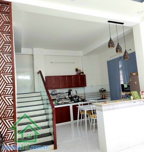 CHỈ 5,2 TỶ – NHÀ 2 MẶT HẺM 3 GÁC – GẦN HẺM XE TẢI – LẠC LONG QUÂN, Q.TÂN BÌNH -Căn nhà nhỏ xinh nằm ngay vị trí trung tâm, thuận tiện di chuyển khắp các quận.