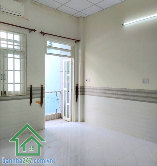CHỈ 5,2 TỶ – NHÀ 2 MẶT HẺM 3 GÁC – GẦN HẺM XE TẢI – LẠC LONG QUÂN, Q.TÂN BÌNH -Căn nhà nhỏ xinh nằm ngay vị trí trung tâm, thuận tiện di chuyển khắp các quận.