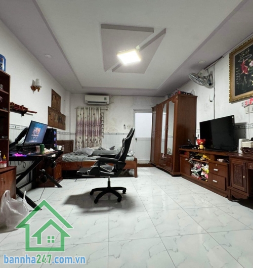 MTKD ĐƯỜNG NHỰA 16M – NGÃ TƯ BỐN XÃ – VỊ TRÍ VÀNG TÂN PHÚ DT: 73m² (4 x 18m) Nhà 1 trệt 1 lầu, 2PN, vào ở ngay, có sân phơi – sân để ô tô Đường rộng 16m, vỉa hè rộng rãi.