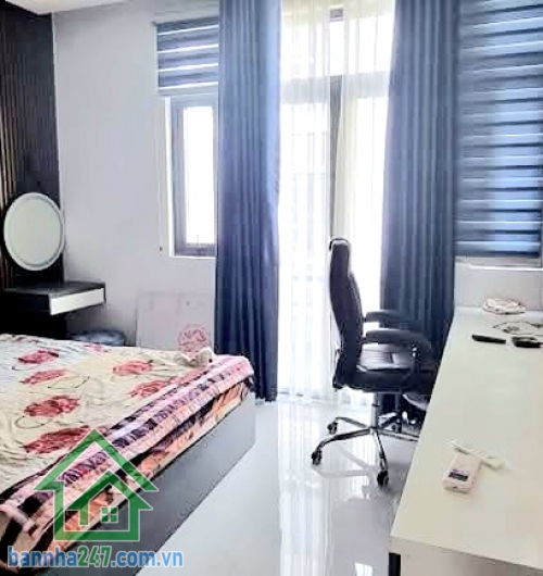 CHỈ 9,5 TỶ – NHÀ ĐẸP LUNG LINH – 62M² – 4 TẦNG BTCT – HXH LÊ THÚC HOẠCH – TẶNG 50% NỘI THẤT XỊN * Kết cấu: 4 tầng BTCT, 5PN – 6WC, phòng khách, bếp, sân, ban công rộng rãi.