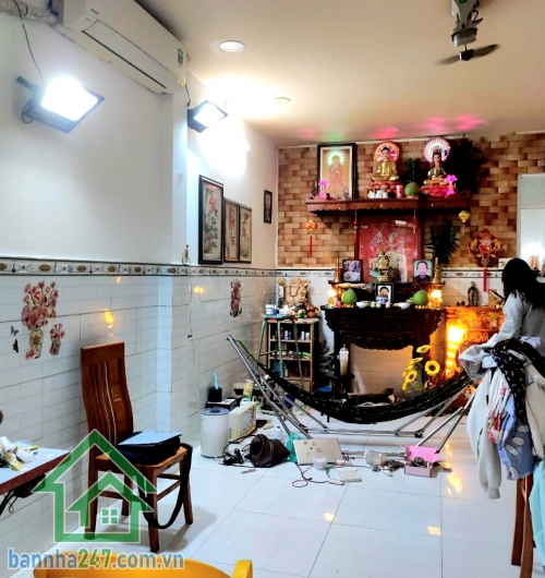 CHỈ 7,4 TỶ – LẠC LONG QUÂN – QUẬN 11 - DT 67M² (4 x 17) – 2 TẦNG – 5PN – HẺM 3 GÁC Thông tin chi tiết: • Diện tích: 4m x 17m – công nhận đủ 67m² • Kết cấu: 1 trệt + 1 lầu • Công năng hiện tại: 5 PN – 2 WC 