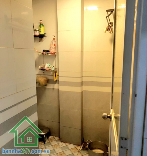CHỈ 7,4 TỶ – LẠC LONG QUÂN – QUẬN 11 - DT 67M² (4 x 17) – 2 TẦNG – 5PN – HẺM 3 GÁC Thông tin chi tiết: • Diện tích: 4m x 17m – công nhận đủ 67m² • Kết cấu: 1 trệt + 1 lầu • Công năng hiện tại: 5 PN – 2 WC 