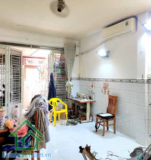 CHỈ 7,4 TỶ – LẠC LONG QUÂN – QUẬN 11 - DT 67M² (4 x 17) – 2 TẦNG – 5PN – HẺM 3 GÁC Thông tin chi tiết: • Diện tích: 4m x 17m – công nhận đủ 67m² • Kết cấu: 1 trệt + 1 lầu • Công năng hiện tại: 5 PN – 2 WC 