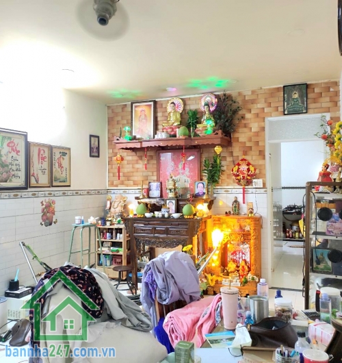 CHỈ 7,4 TỶ – LẠC LONG QUÂN – QUẬN 11 - DT 67M² (4 x 17) – 2 TẦNG – 5PN – HẺM 3 GÁC Thông tin chi tiết: • Diện tích: 4m x 17m – công nhận đủ 67m² • Kết cấu: 1 trệt + 1 lầu • Công năng hiện tại: 5 PN – 2 WC 