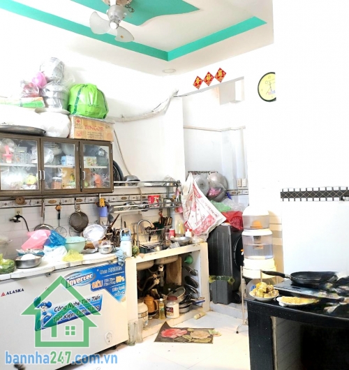 CHỈ 7,4 TỶ – LẠC LONG QUÂN – QUẬN 11 - DT 67M² (4 x 17) – 2 TẦNG – 5PN – HẺM 3 GÁC Thông tin chi tiết: • Diện tích: 4m x 17m – công nhận đủ 67m² • Kết cấu: 1 trệt + 1 lầu • Công năng hiện tại: 5 PN – 2 WC 