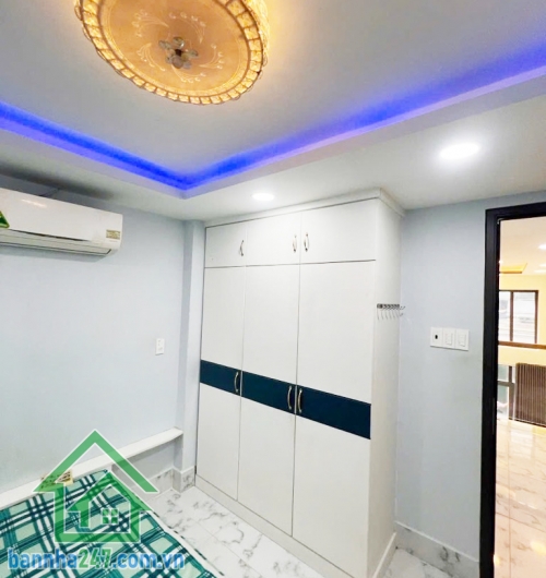 CHỈ 8,18 TỶ – NHÀ 5 TẦNG BTCT – HẺM 4M HỒ THỊ KỶ – QUẬN 10 – TRUNG TÂM ẨM THỰC VÀ HOA Diện tích: 3,3 x 10m, diện tích sử dụng 165m² Kết cấu: 5 tầng kiên cố, 5PN - 4WC. 