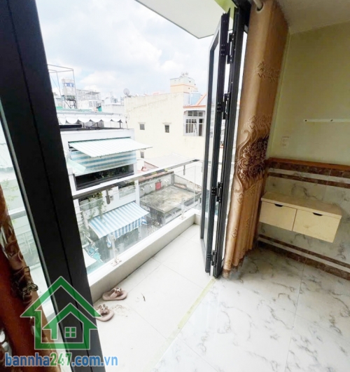 CHỈ 8,18 TỶ – NHÀ 5 TẦNG BTCT – HẺM 4M HỒ THỊ KỶ – QUẬN 10 – TRUNG TÂM ẨM THỰC VÀ HOA Diện tích: 3,3 x 10m, diện tích sử dụng 165m² Kết cấu: 5 tầng kiên cố, 5PN - 4WC. 