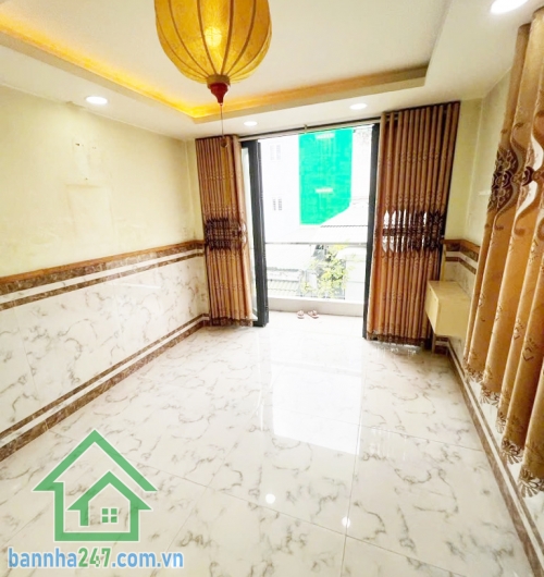 CHỈ 8,18 TỶ – NHÀ 5 TẦNG BTCT – HẺM 4M HỒ THỊ KỶ – QUẬN 10 – TRUNG TÂM ẨM THỰC VÀ HOA Diện tích: 3,3 x 10m, diện tích sử dụng 165m² Kết cấu: 5 tầng kiên cố, 5PN - 4WC. 