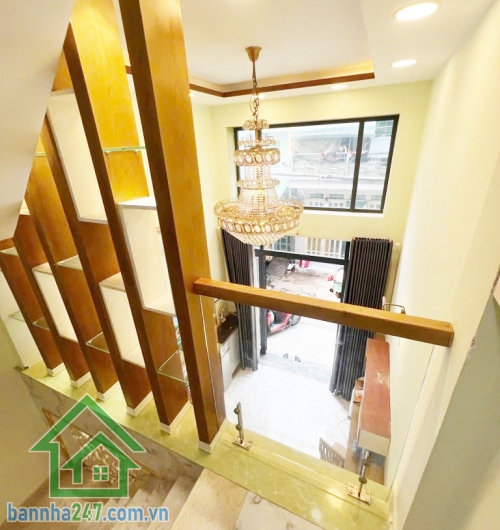 CHỈ 8,18 TỶ – NHÀ 5 TẦNG BTCT – HẺM 4M HỒ THỊ KỶ – QUẬN 10 – TRUNG TÂM ẨM THỰC VÀ HOA Diện tích: 3,3 x 10m, diện tích sử dụng 165m² Kết cấu: 5 tầng kiên cố, 5PN - 4WC. 