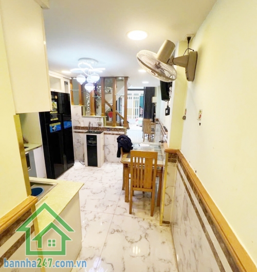 CHỈ 8,18 TỶ – NHÀ 5 TẦNG BTCT – HẺM 4M HỒ THỊ KỶ – QUẬN 10 – TRUNG TÂM ẨM THỰC VÀ HOA Diện tích: 3,3 x 10m, diện tích sử dụng 165m² Kết cấu: 5 tầng kiên cố, 5PN - 4WC. 