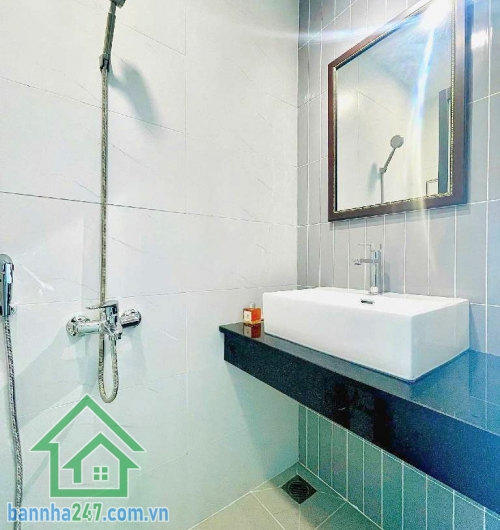 CHỈ 2,979 TỶ – NHÀ 3 TẦNG NGAY NGÃ TƯ LẠC LONG QUÂN – ÂU CƠ – HẺM 4M – DTSD 49M2 * Diện tích: 15m2, diện tích sử dụng 49m2 (bao gồm 2 ban công) * Kết cấu: 3 tầng. 2PN - 3WC.