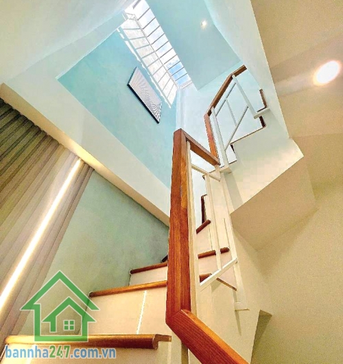 CHỈ 2,979 TỶ – NHÀ 3 TẦNG NGAY NGÃ TƯ LẠC LONG QUÂN – ÂU CƠ – HẺM 4M – DTSD 49M2 * Diện tích: 15m2, diện tích sử dụng 49m2 (bao gồm 2 ban công) * Kết cấu: 3 tầng. 2PN - 3WC.