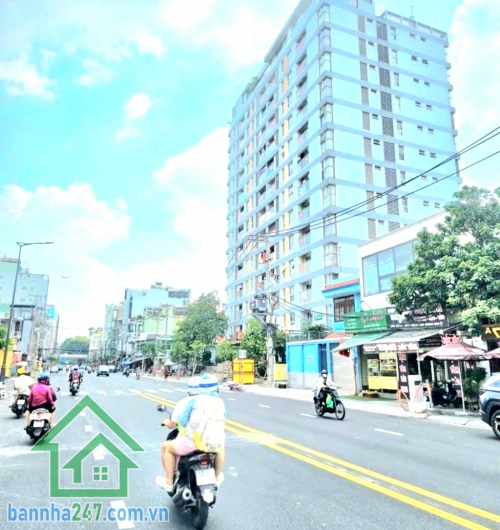 CHỈ 12 TỶ TL – LÔ GÓC 2 MẶT TIỀN – HẺM XE TẢI 10M NGAY NHÀ GA T3 – HOÀNG HOA THÁM – TÂN BÌNH - DT: 62M² – 3 TẦNG – 2PN – 3WC – LÊN ĐƯỢC 1 PN NỮA - Vị trí đắc địa: Ngay cổng Nhà ga T3 – Sân bay Tân Sơn Nhất, Hoàng Hoa Thám, P.12, Tân Bình. Hẻm nhựa 10m, xe