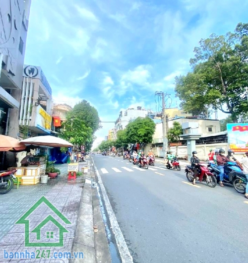 CHỈ 7,5 TỶ – HXH QUẬN 11 – NGAY 3 THÁNG 2 & HÀN HẢI NGUYÊN - CÁCH MẶT TIỀN 10M – GẦN 50M² – Ở NGAY Thông tin chi tiết: • Diện tích: 47m² (3.5m x 13m) • Kết cấu: 1 trệt + 1 lầu - 2 PN – 2 WC - Nhà gọn gàng, vào ở ngay -Vị trí đắc địa trung tâm Q11