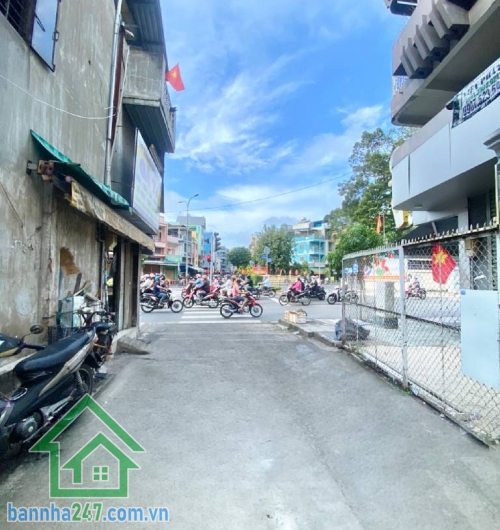 CHỈ 7,5 TỶ – HXH QUẬN 11 – NGAY 3 THÁNG 2 & HÀN HẢI NGUYÊN - CÁCH MẶT TIỀN 10M – GẦN 50M² – Ở NGAY Thông tin chi tiết: • Diện tích: 47m² (3.5m x 13m) • Kết cấu: 1 trệt + 1 lầu - 2 PN – 2 WC - Nhà gọn gàng, vào ở ngay -Vị trí đắc địa trung tâm Q11