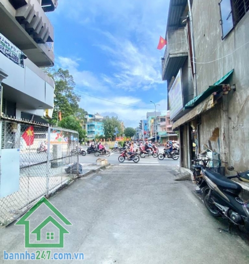 NHÀ HIẾM HXH – NGAY 3/2 & HÀN HẢI NGUYÊN – CHỈ 7,5 TỶ - Vị trí cực đẹp: cách mặt tiền chỉ 10m, HXH đỗ cửa DT: 47m² (3.6 x 13) – 1 trệt 1 lầu – 2PN - Tiện ích: Gần siêu thị, trường học, chợ, trung tâm Quận 11