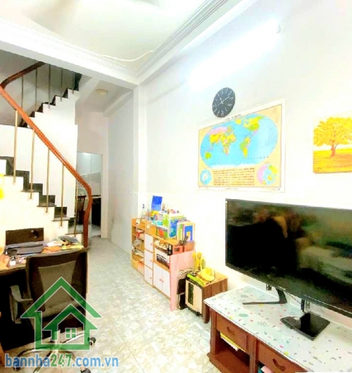 CHỈ 4,7 TỶ – NHÀ NGAY CHỢ TÂN BÌNH - DT: 40M² – 2 TẦNG BTCT – HOÀN CÔNG ĐỦ – NHÀ MỚI Ở NGAY – 2PN – 2WC Diện tích: 40m² (3.2 x 12) – vuông vức đẹp. Kết cấu: Nhà BTCT 2 tầng kiên cố, gồm 2PN – 2WC, nhà còn rất mới, dọn vào ở ngay
