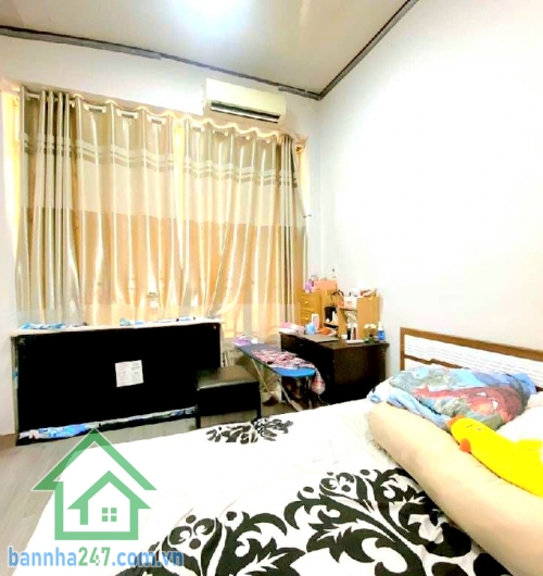 CHỈ 4,7 TỶ – NHÀ NGAY CHỢ TÂN BÌNH - DT: 40M² – 2 TẦNG BTCT – HOÀN CÔNG ĐỦ – NHÀ MỚI Ở NGAY – 2PN – 2WC Diện tích: 40m² (3.2 x 12) – vuông vức đẹp. Kết cấu: Nhà BTCT 2 tầng kiên cố, gồm 2PN – 2WC, nhà còn rất mới, dọn vào ở ngay