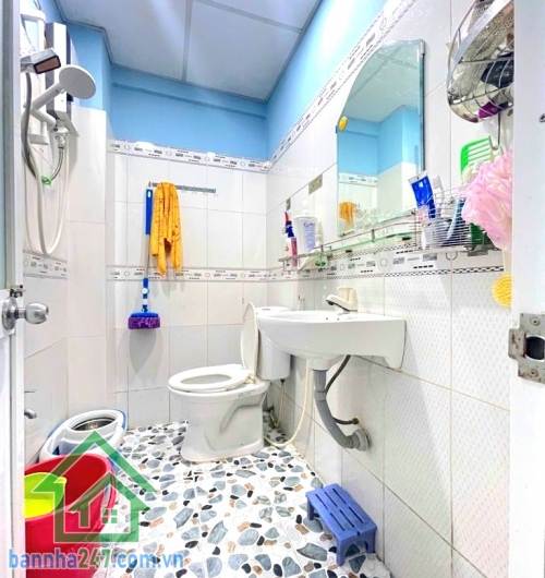 CHỈ 3,9 TỶ – HIẾM! NHÀ ĐẸP LẠC LONG QUÂN P10 – 36m² – NỞ HẬU TÀI LỘC - 3PN, 2WC Kết cấu: 2 Tầng (1 trệt 1 lầu), thiết kế đẹp – 3PN, 2WC Nhà còn rất mới, dọn và ở ngay.
