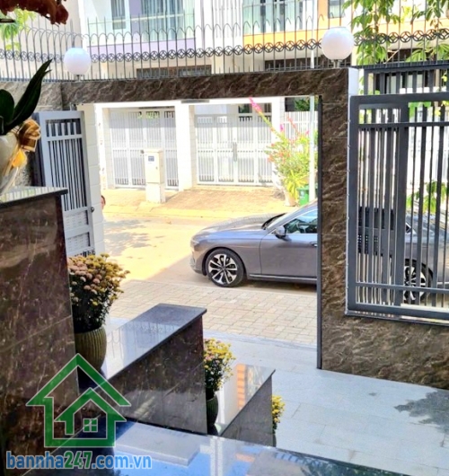 CHỈ 13,45 TỶ (TL) – NHÀ MẶT TIỀN KHU VIP KDC DƯƠNG HỒNG – ĐƯỜNG RỘNG 12M – 5 TẦNG BTCT – DT 95M² (5x19)m – DÒNG TIỀN 20TR/THÁNG Mô tả: * Vị trí đẳng cấp, nằm trong khu phân lô đồng bộ Dương Hồng – dân trí cao, an ninh tuyệt đối (bảo vệ 24/7).