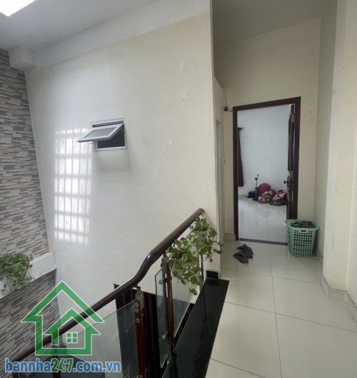 NHÀ MẶT TIỀN – NGANG 4.5M – Ô TÔ NGỦ TRONG NHÀ - DT: 84.7m² (4.43 x 18) – nở hậu 4.52m – CHỈ 6.1 TỶ DT: 84.7m² (4.43 x 18) – nở hậu 4.52m Kết cấu: 2 tầng BTCT