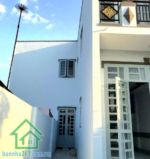 CHỈ 4,8 TỶ – SÁT MẶT TIỀN ĐẶNG THÚC VỊNH – HÓC MÔN NGANG 5,6M NỞ HẬU 8,9M – DT 111,2M² – XE HƠI TỚI NHÀ Diện tích: (5,6 / 8,9) x 18m – Công nhận 111,2m² Kết cấu: 2 tầng kiên cố. Công năng: 3PN – 3WC – phòng khách – bếp