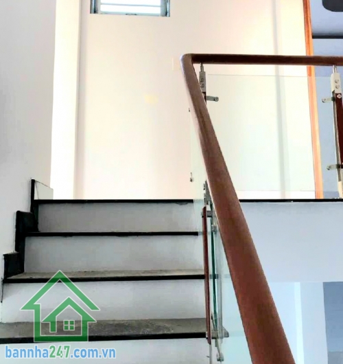 CHỈ 4,8 TỶ – SÁT MẶT TIỀN ĐẶNG THÚC VỊNH – HÓC MÔN NGANG 5,6M NỞ HẬU 8,9M – DT 111,2M² – XE HƠI TỚI NHÀ Diện tích: (5,6 / 8,9) x 18m – Công nhận 111,2m² Kết cấu: 2 tầng kiên cố. Công năng: 3PN – 3WC – phòng khách – bếp