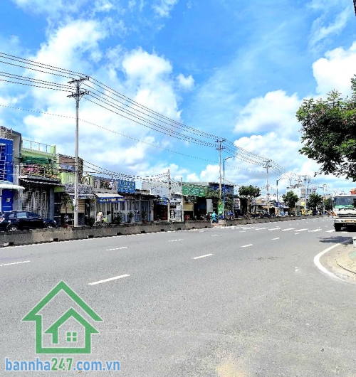 CHỈ 4,8 TỶ – SÁT MẶT TIỀN ĐẶNG THÚC VỊNH – HÓC MÔN NGANG 5,6M NỞ HẬU 8,9M – DT 111,2M² – XE HƠI TỚI NHÀ Diện tích: (5,6 / 8,9) x 18m – Công nhận 111,2m² Kết cấu: 2 tầng kiên cố. Công năng: 3PN – 3WC – phòng khách – bếp