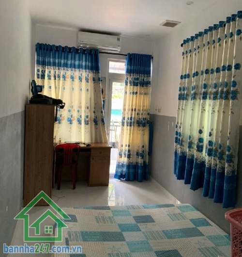 CHỈ 3,3 TỶ – NHÀ 2 TẦNG ĐÚC THẬT – VỊ TRÍ VÀNG TÂN PHÚ – GẦN LŨY BÁN BÍCH, ĐẦM SEN DT: 40.4m² (dài 16m) – Hướng Tây lệch Bắc, không lỗi phong thủy- Kết cấu: 1 trệt 1 lầu đúc thật, mới đẹp vào ở ngay, gồm 2PN – 2WC.